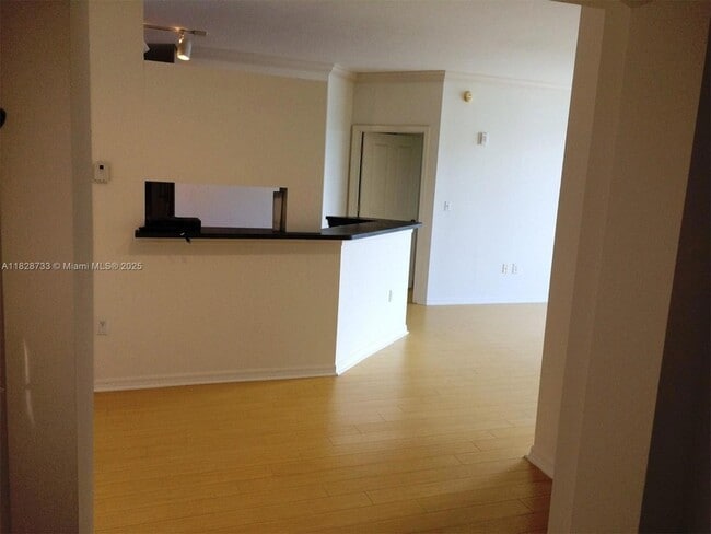 9172 Collins Ave, Unit 402 in Surfside, FL - Building Photo - Building Photo