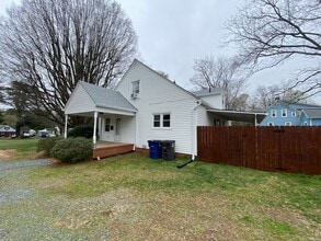 4025 Robinhood Rd in Winston-Salem, NC - Building Photo - Building Photo