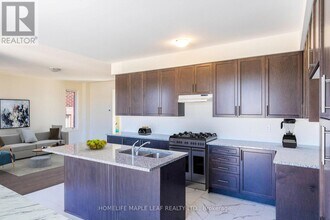 889 Rexton Dr in Oshawa, ON - Building Photo - Building Photo