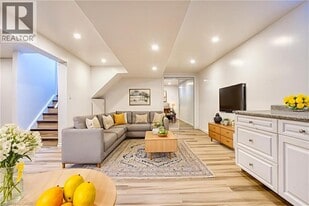 72 Nanaimo Cres in Stoney Creek, ON - Building Photo