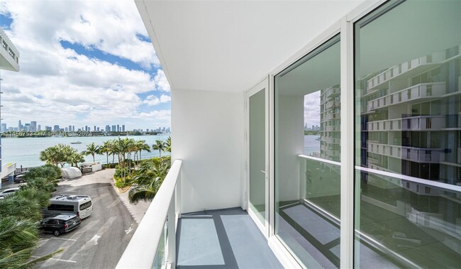 910 West Ave, Unit 301 in Miami Beach, FL - Building Photo - Building Photo