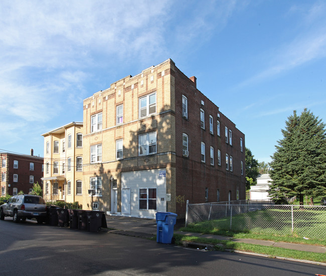 296 High St in New Britain, CT - Foto de edificio - Building Photo