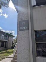 15320 SW 72nd St in Miami, FL - Building Photo