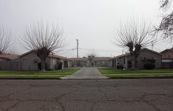 418 Locust St in Turlock, CA - Foto de edificio - Building Photo