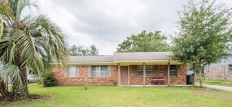 121 Deerwood Ct in Hinesville, GA - Building Photo