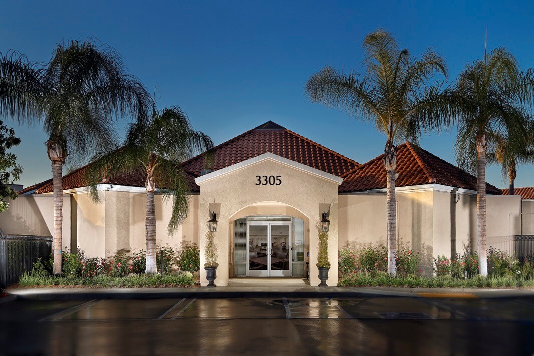 Villa Anaheim 62+ Senior Apartments in Anaheim, CA - Foto de edificio
