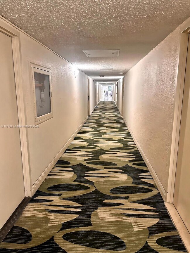 800 Parkview Dr, Unit 119 in Hallandale Beach, FL - Building Photo - Building Photo