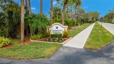 1100 Eastham Way in Naples, FL - Foto de edificio - Building Photo