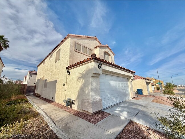 8638 White River Dr in Las Vegas, NV - Building Photo - Building Photo