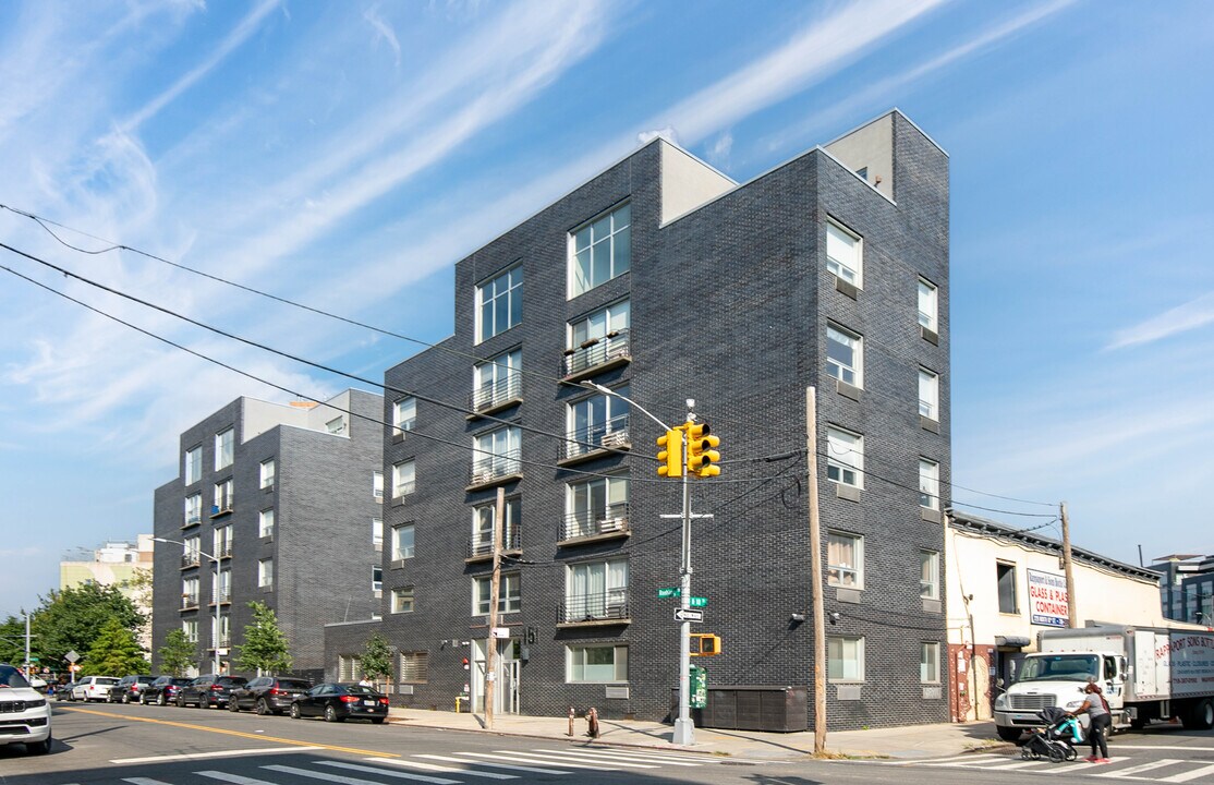 5-15 Roebling St in Brooklyn, NY - Building Photo