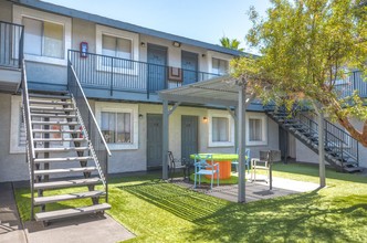 Wilshire Place Apartments in Phoenix, AZ - Building Photo - Building Photo