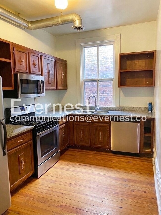2207 W Grace St, Unit Apt C in Richmond, VA - Foto de edificio - Building Photo