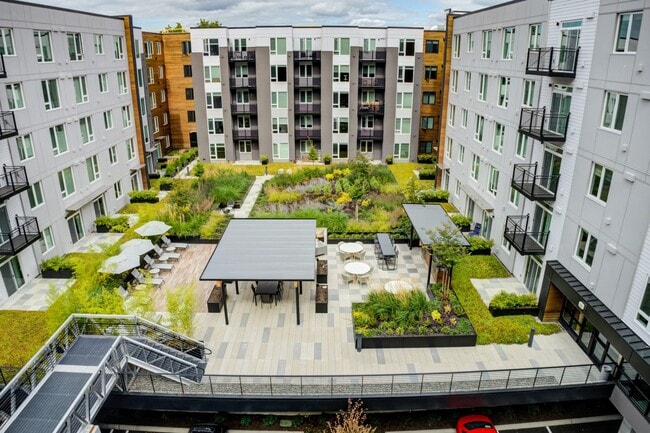 Windsor Totem Lake in Kirkland, WA - Foto de edificio - Building Photo