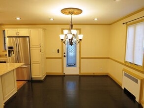 33 Wisteria Ave in Mineola, NY - Building Photo - Building Photo