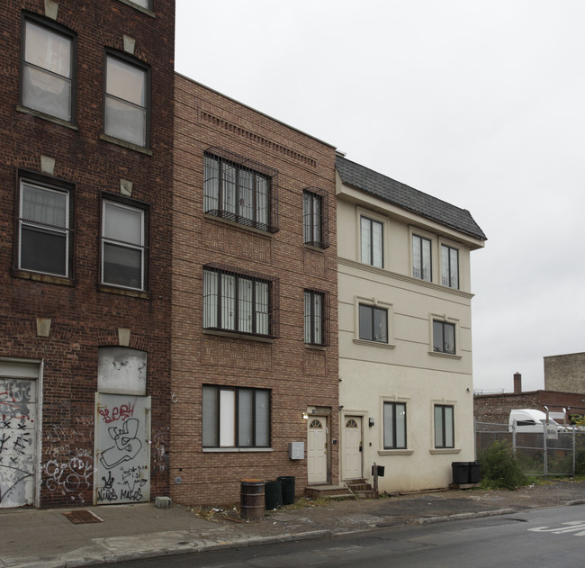 114 Sandford St in Brooklyn, NY - Foto de edificio - Building Photo