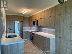 2 Maison Parc Ct in Vaughan, ON - Building Photo - Building Photo