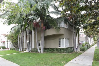 302 N Almont Dr in Beverly Hills, CA - Building Photo - Building Photo