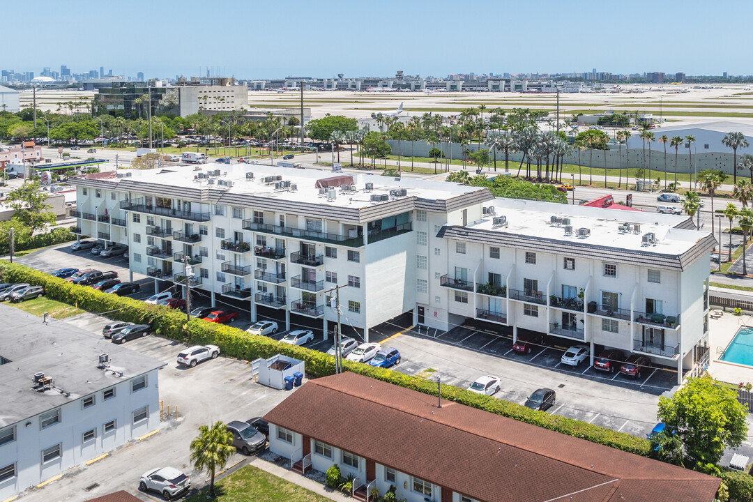 Virginia Gardens Condominium in Virginia Gardens, FL - Building Photo