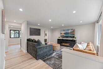 908 Long Meadow Dr in Schaumburg, IL - Building Photo - Building Photo