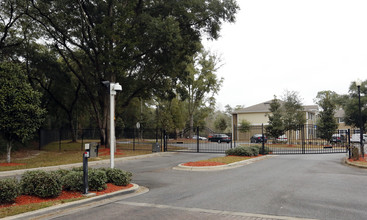 Silurian Pond in Pensacola, FL - Foto de edificio - Building Photo