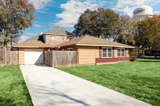 501 Wilmington Dr in Bellaire, TX - Building Photo - Building Photo