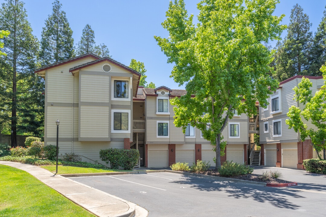 Smoketree Condominiums in Pleasanton, CA - Building Photo