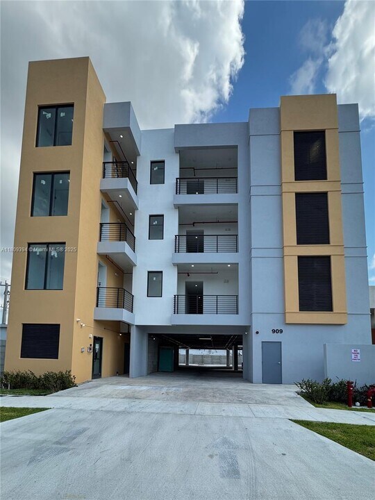 909 E 24th St in Hialeah, FL - Building Photo