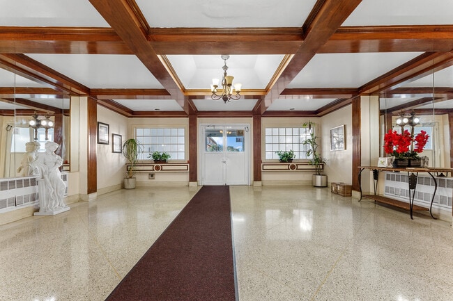 30 Lenox Rd, Unit 2 in Rockville Centre, NY - Building Photo - Building Photo