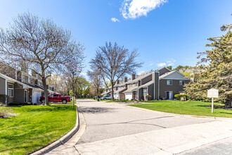 April Ridge in Blaine, MN - Building Photo - Building Photo