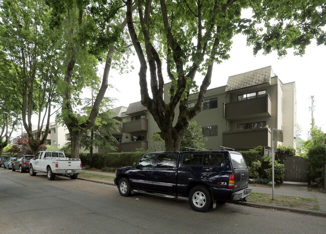 Walnut Place in Vancouver, BC - Building Photo - Primary Photo