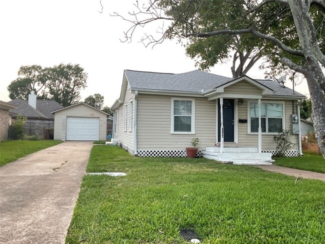 1106 Elm St in Deer Park, TX - Building Photo - Building Photo