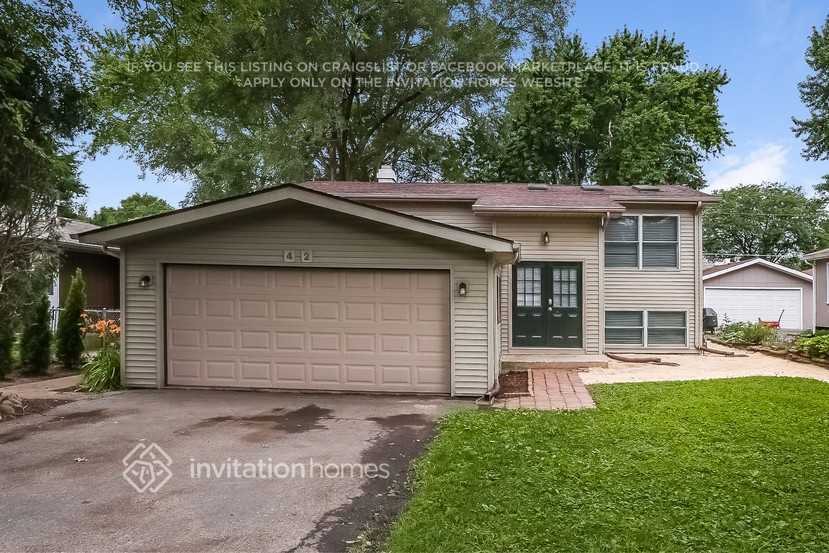 42 Holly Dr in Crystal Lake, IL - Building Photo