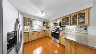 38919 3rd Ave in Zephyrhills, FL - Building Photo - Building Photo