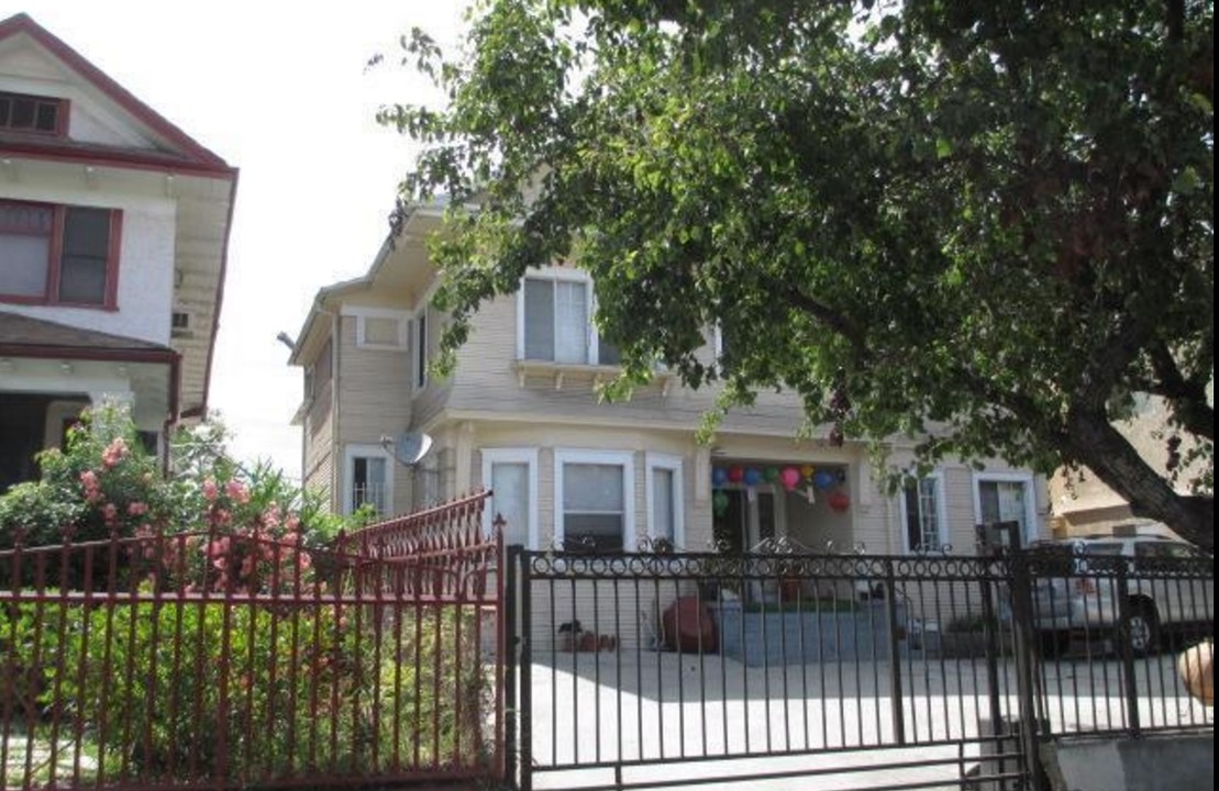 1323 Arapahoe St in Los Angeles, CA - Building Photo