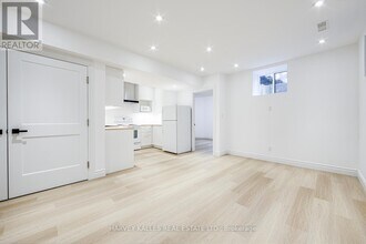 33 Parkview Gardens in Toronto, ON - Building Photo - Building Photo