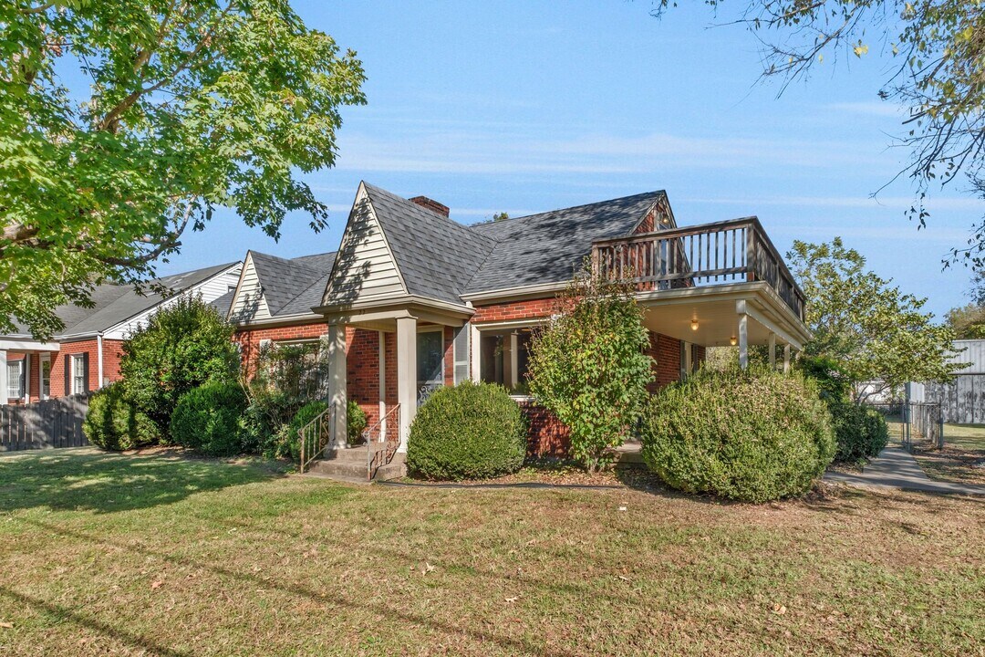 223 Cumberland Dr in Lebanon, TN - Building Photo