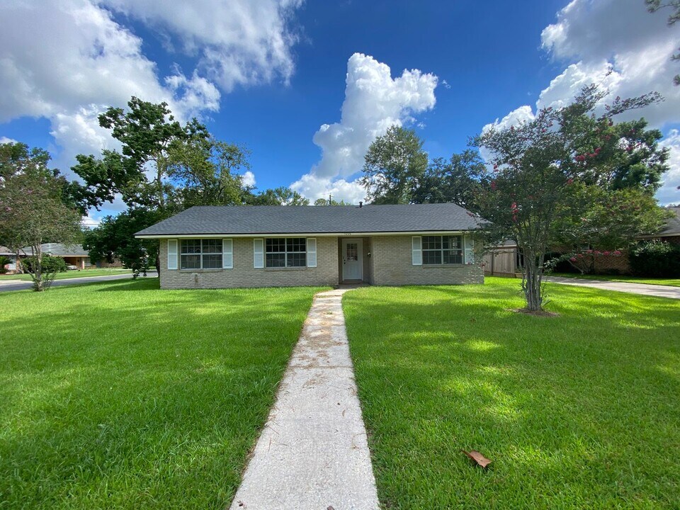 1006 E Hazel St in Gonzales, LA - Building Photo