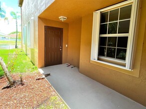 1315 Presidio Dr in Weston, FL - Foto de edificio - Building Photo