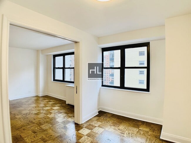 E 16 ST, Unit 8D in New York, NY - Foto de edificio - Building Photo