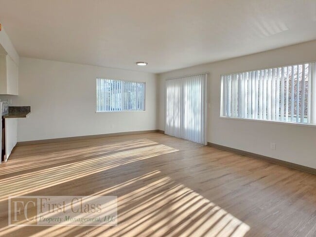 12345 SW Hall Blvd in Portland, OR - Building Photo - Building Photo