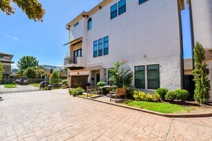 2052 W Main St in Houston, TX - Building Photo