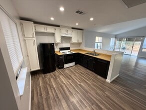 7135 Shadow Crest Dr in Las Vegas, NV - Foto de edificio - Building Photo