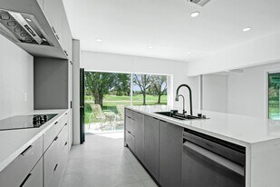 6700 E Tropical Way in Plantation, FL - Building Photo