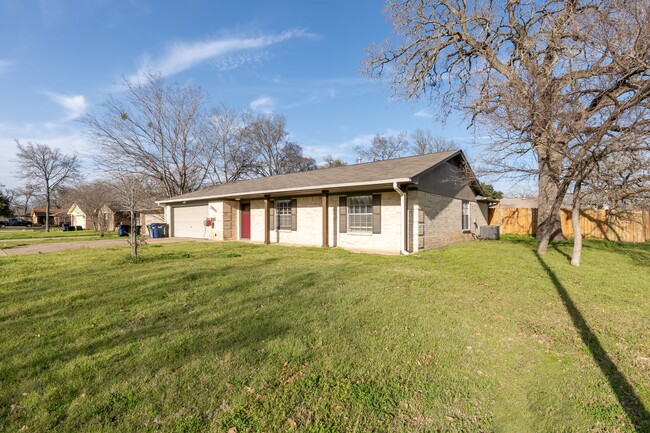 2915 Jennifer Dr in College Station, TX - Building Photo - Building Photo