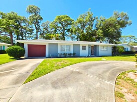 1851 University Pl in Sarasota, FL - Building Photo