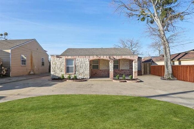 property at 7115 Parkdale Dr