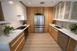 240 Greenwood Dr in Key Biscayne, FL - Building Photo - Building Photo