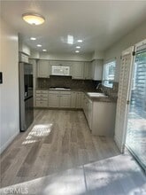 5018 Evanwood Ave in Oak Park, CA - Foto de edificio - Building Photo