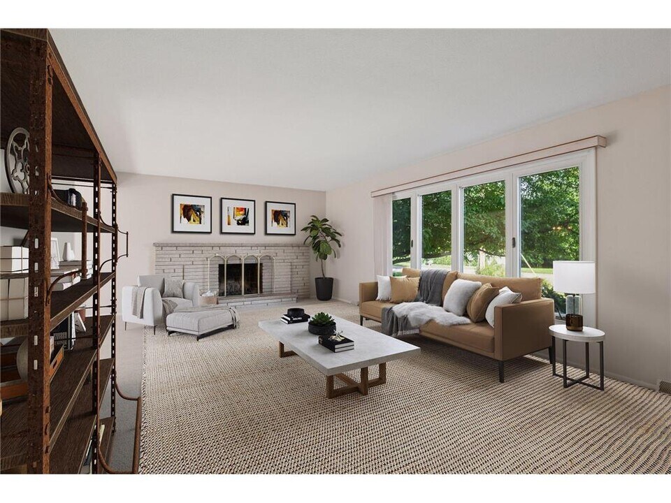 16091 Highwood Dr in Minnetonka, MN - Building Photo