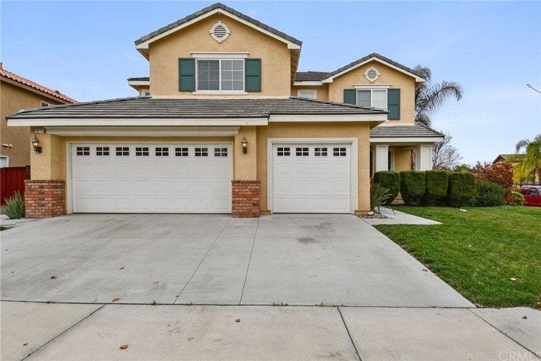 1974 Becket Ct in San Jacinto, CA - Foto de edificio